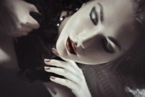 ニキビを化粧で上手に隠す方法は？