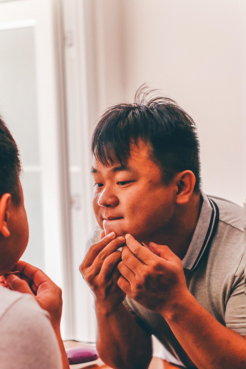 ニキビを潰すとどうなる？正しい対処法とは？