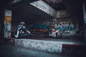 ニキビを潰さないと治らない理由とは？