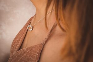 デコルテのニキビを治療する美容皮膚科のおすすめは？