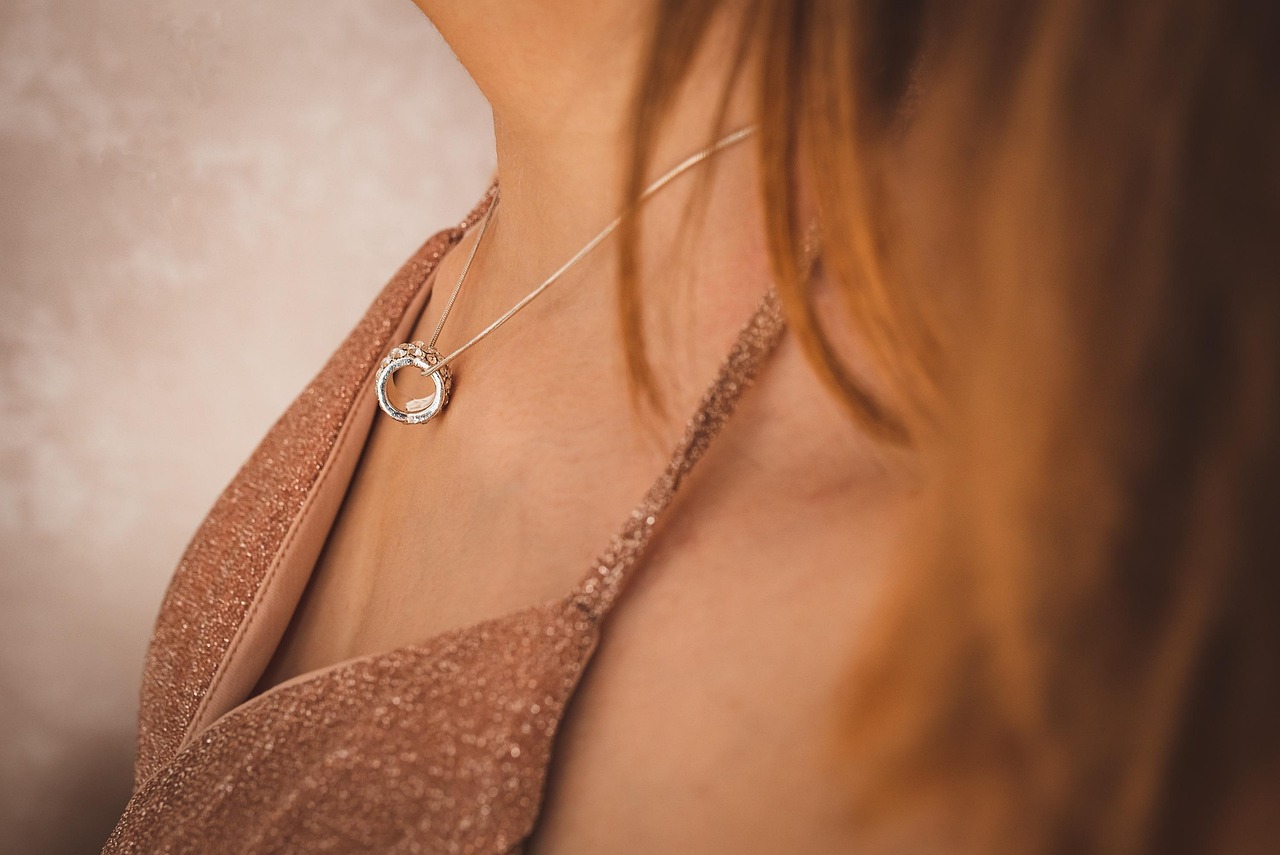 デコルテのニキビを治療する美容皮膚科のおすすめは？