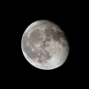 クレーターのようなニキビ跡を改善するための効果的な対策は？